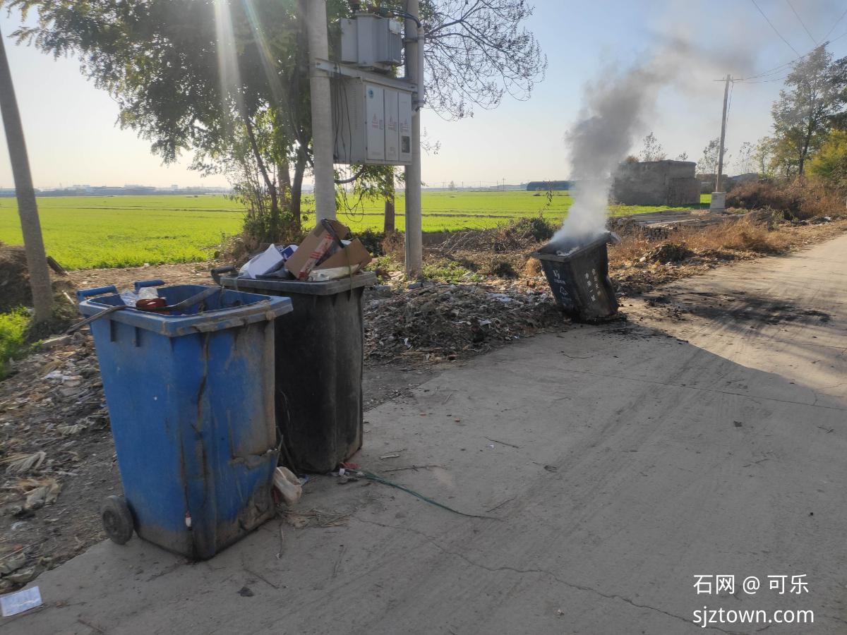 赵县大吕村 村南垃圾桶着火了
